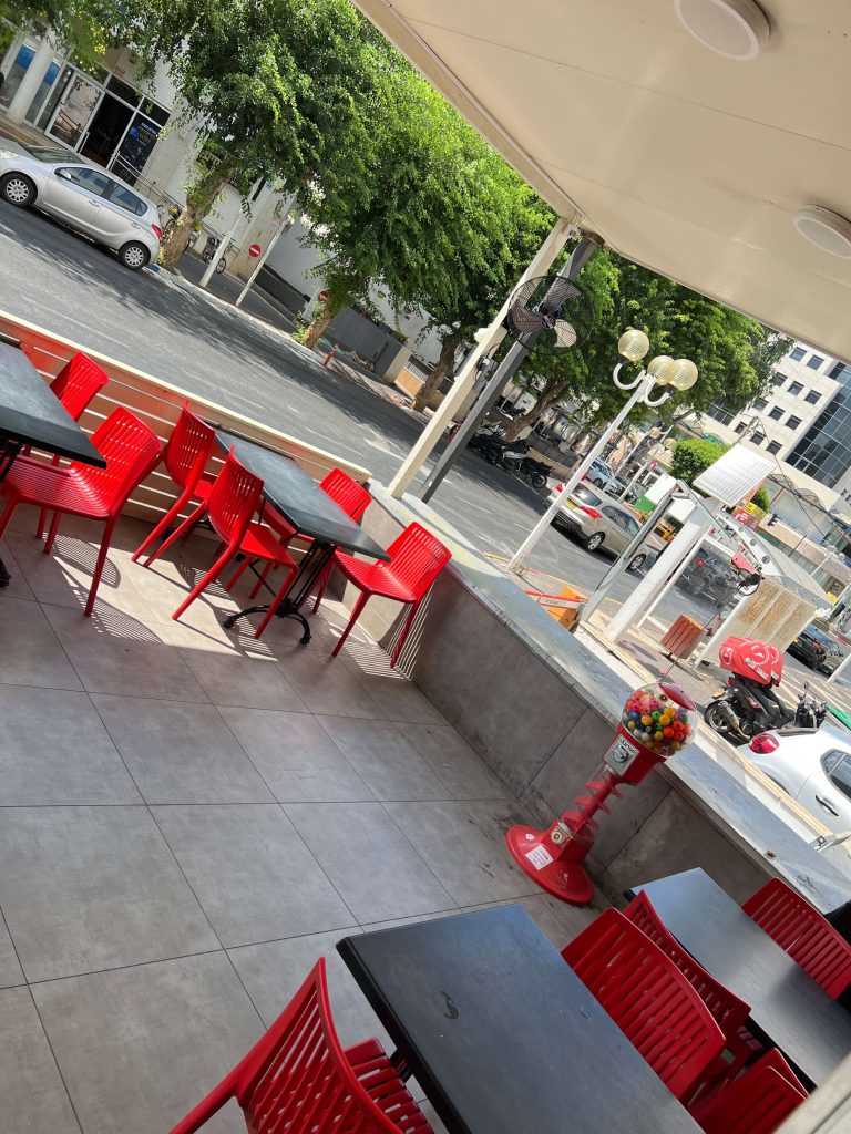 מקומות ישיבה בחוץ פיצה האט סניף נהריה
